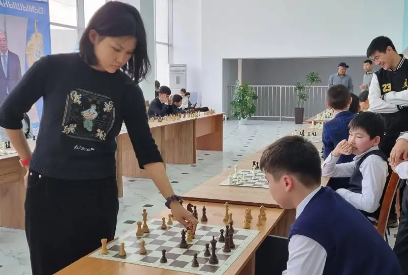 Шахматистка Бибисара Асаубаева провела мастер-класс в Жанаозене