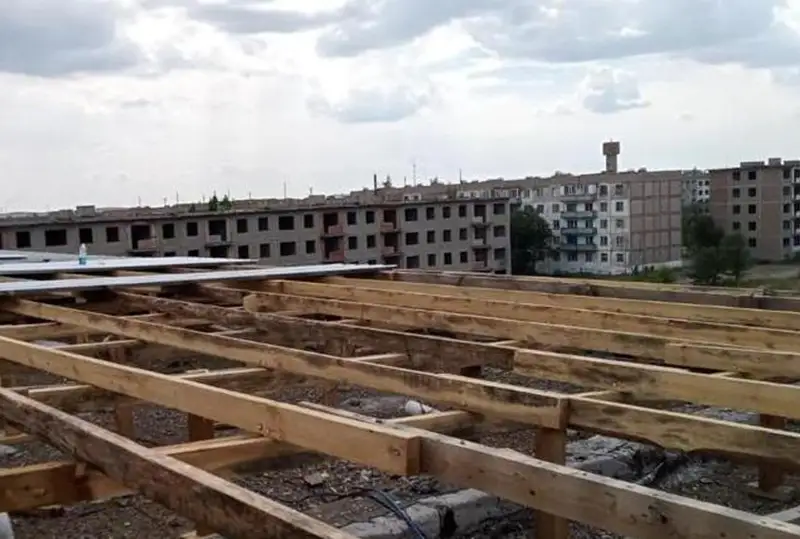 Temirtaý men Aqtaýda jel ushyrǵan kópqabatty úılerdiń shatyry bıýdjet esebinen jóndeledi