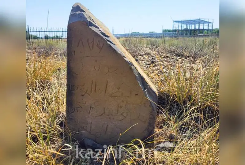 سەمەيدە اباي ۇستازى ريزا ءۋاليدتىڭ زيراتى تابىلدى - فوتو