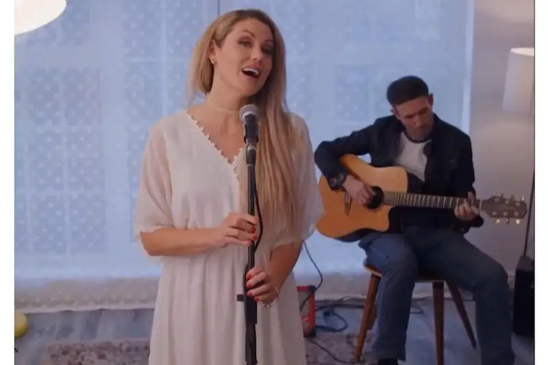 اباي اندەرىن بريتانيالىق انشىلەر ورىنداپ ءجۇر - ۆيدەو