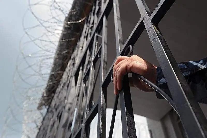 Atyraýda shartty túrde sottalǵan jigit tún jarymynda meıramhanada kóńil kóterip júr