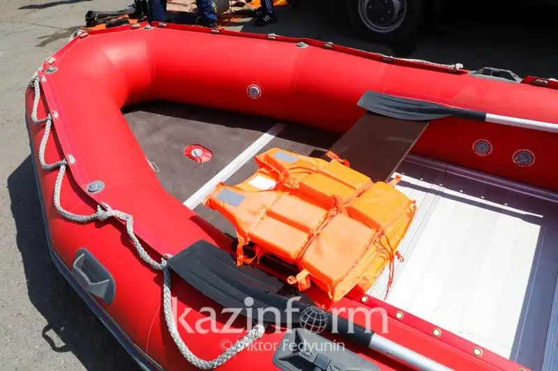 Тонущего подростка спасли на побережье Каспийского моря