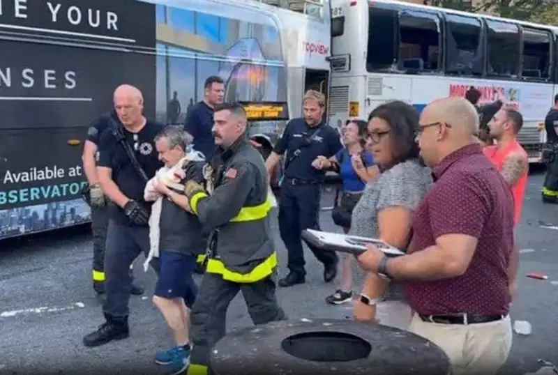 Более 70 человек пострадали в столкновении автобусов в Нью-Йорке