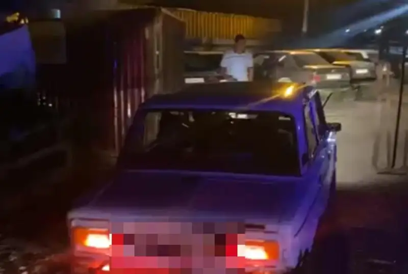 Túrkistan oblysynyń birneshe aýdanynda mektep túlekteri jol erejesin buzyp, kortej jasady