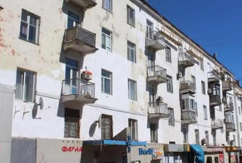 Кровли и фасады многоэтажных домов приводят в порядок в Балхаше