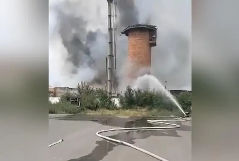 Ekibastuzda avtogaz quıý beketi órtendi, jalynnyń úılerge taraý qaýpi bar