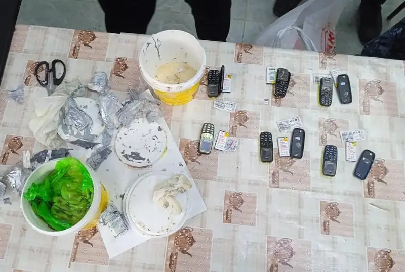 Shymkent turǵyny bal ydysyna 6 telefon jasyryp, túrmege kirgizbek boldy