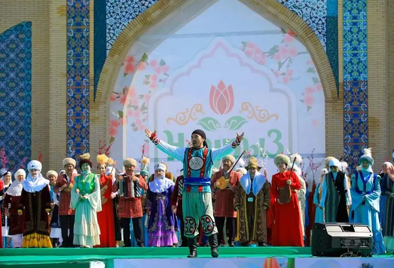 Молодоженов с бракосочетанием поздравили на Наурыз в Таразе