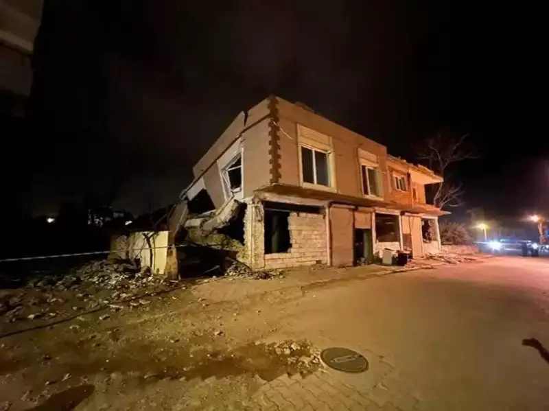 Туркиядаги зилзила оқибатида 3 киши ҳалок бўлди, 213 киши тан жароҳати олди