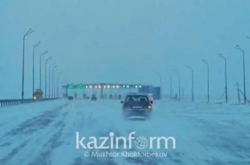 В трех областях Казахстана закрыли дороги для транспорта