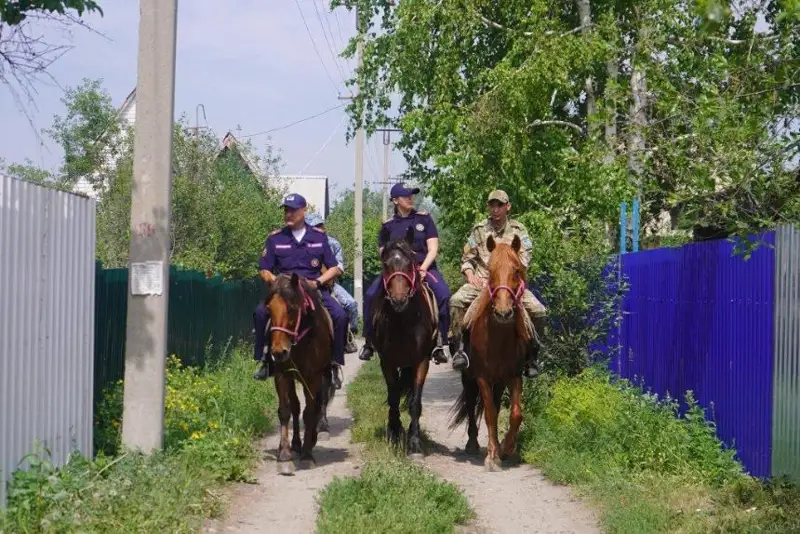 ШҚО құтқарушылары жетуі қиын су айдындарының жағалауын атқа мініп патрульдеуде
