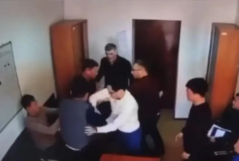 Aqtaýda polıtsııa bastyǵynyń orynbasary qyzmetkerin uryp-soqqan