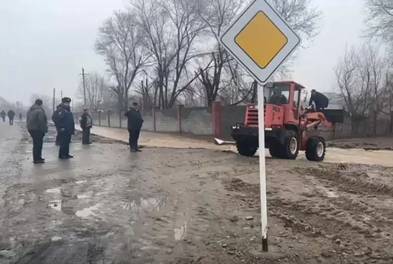 Туркестанские полицейские помогают жителям подтопленных районов