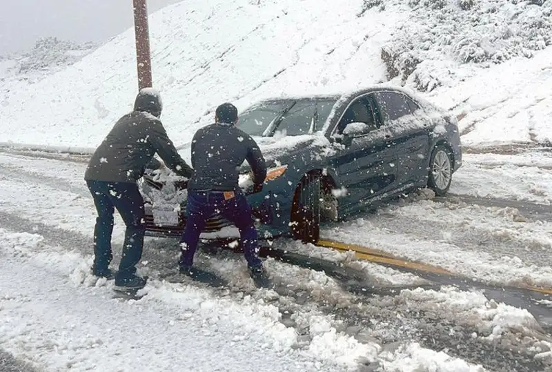 Снежный шторм в Калифорнии оставил сотни тысяч домов без электричества