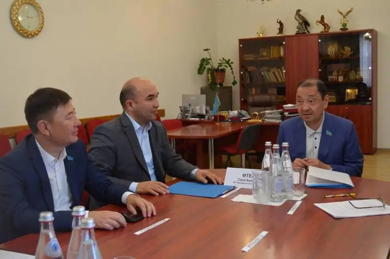 Сенатор Серик Утешов встретился с жителями села Шахтерское