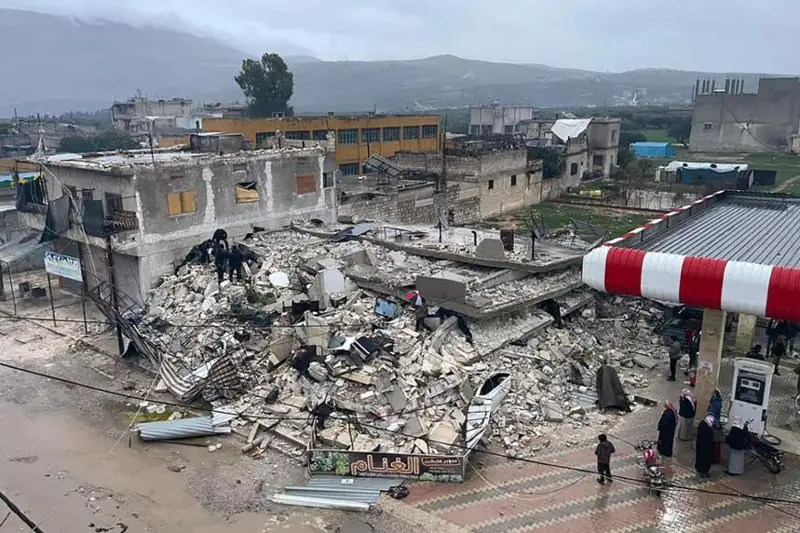 Суриядаги зилзила оқибатида 100 дан ортиқ одам ҳалок бўлди