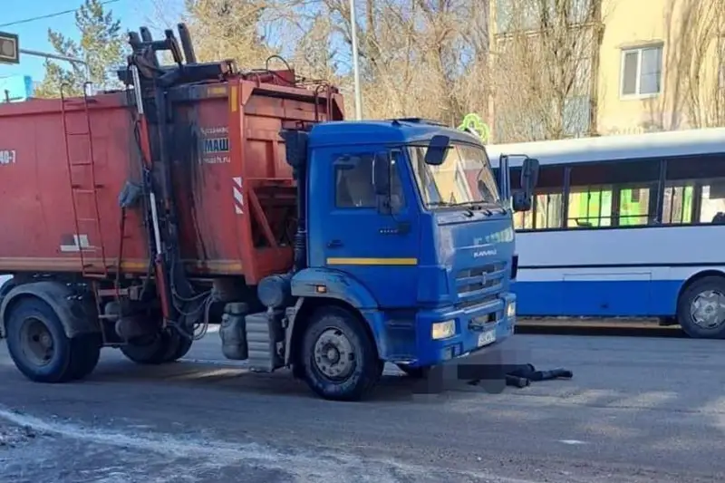 Насмерть сбил пешехода водитель мусоровоза в Рудном