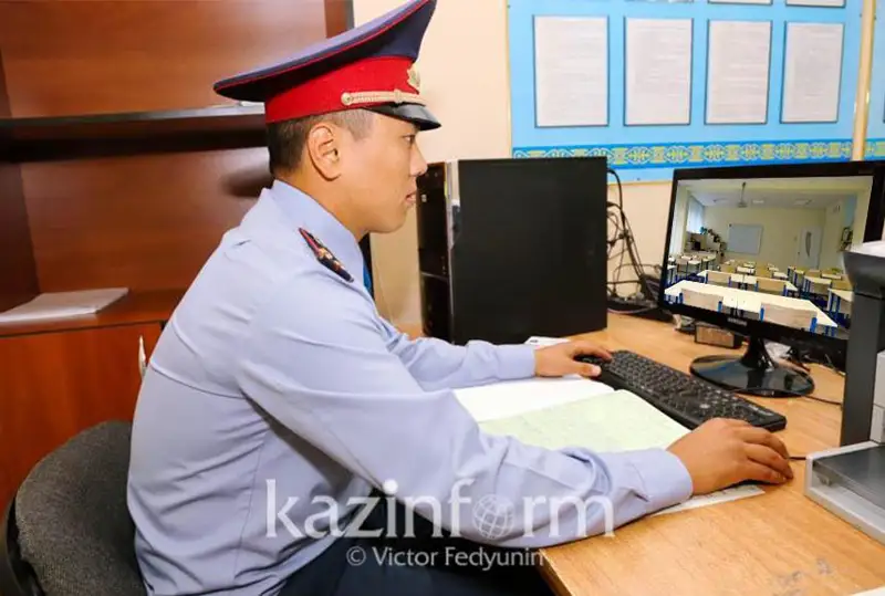پوليتسەيلەر مەكتەپتەگى بەينەباقىلاۋ كامەرالارىن تىكەلەي قاداعالاي الادى