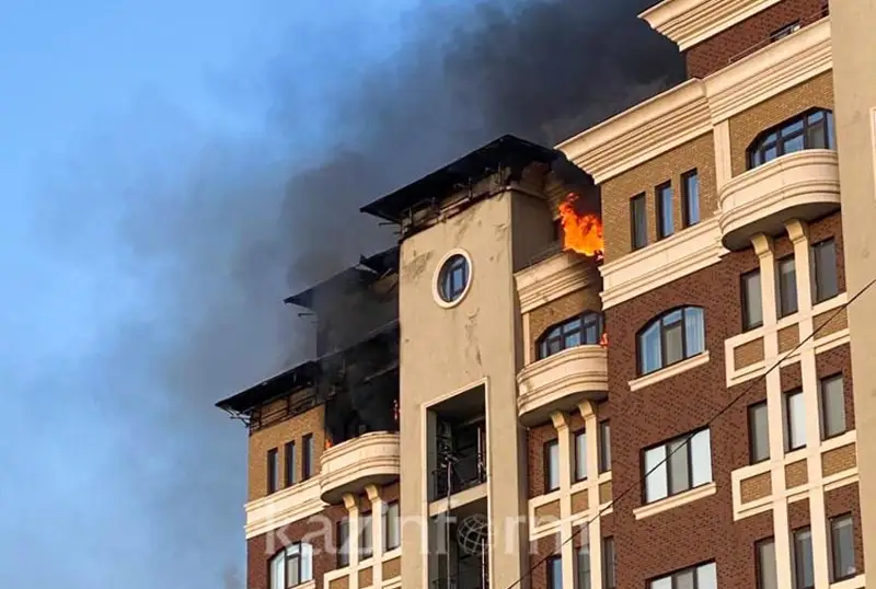 25 человек эвакуировано при пожаре в 10-этажном доме в Атырау