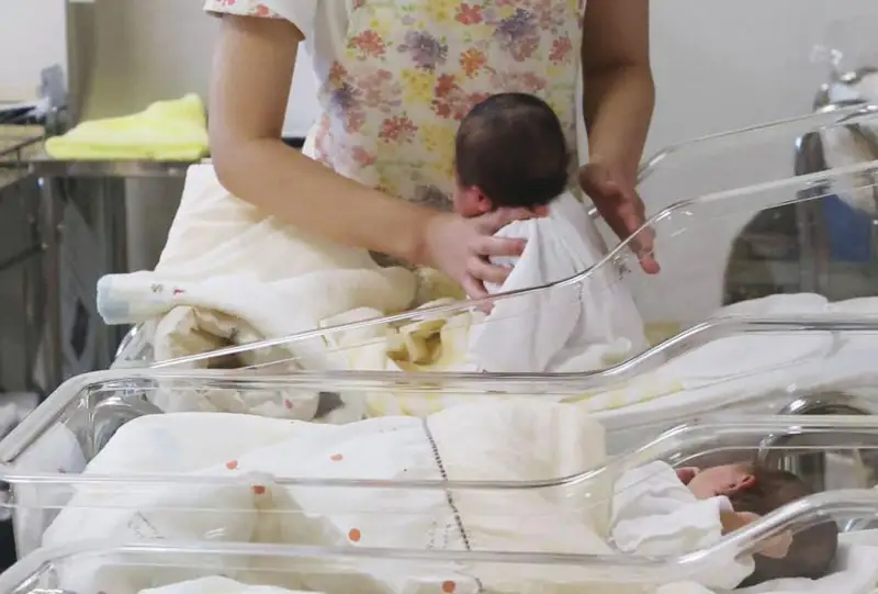 Japonııada bala týý kórsetkishi sońǵy 100 jylda bolmaǵan  deńgeıge tómendedi