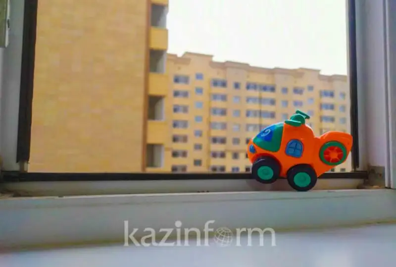Shymkentte ata-anasynyń qaraýynsyz qalǵan eki búldirshin 4-qabattan qulap ketti
