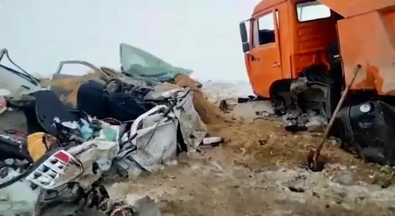Aqtóbe oblysynda júk kóligi men jeńil avto soqtyǵysyp, 4 ózbekstandyq qaıtys boldy
