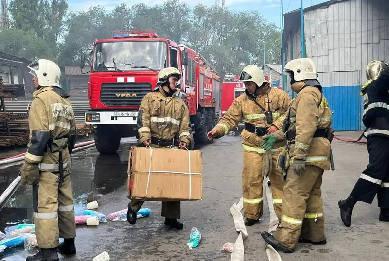 Пожар на складах в Алматы тушили 120 человек