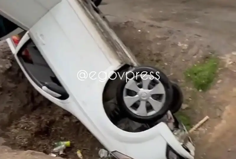 Алматыда жеңіл автокөлік қоқыс төгетін шұңқырға түсіп кетті