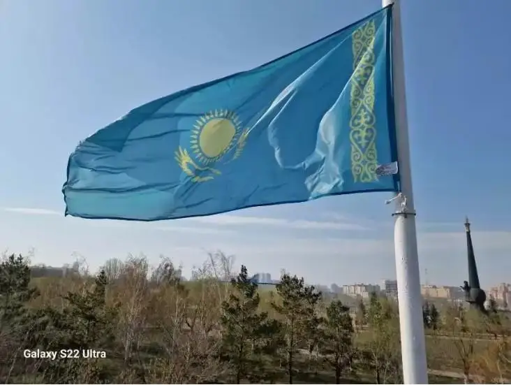 ەلوردادا مەملەكەتتىك تۋدى استىن ۇستىنە قاراتىپ تەرىس ءىلىپ قويعان - اكىمدىك تۇسىنىك بەردى