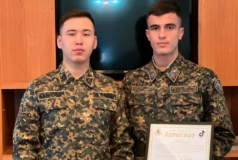 Elimde erkin ómir súrip jatqanym úshin Qazaqstan halqyna alǵys aıtamyn – Ulandyq sarbaz Banadr Isaev