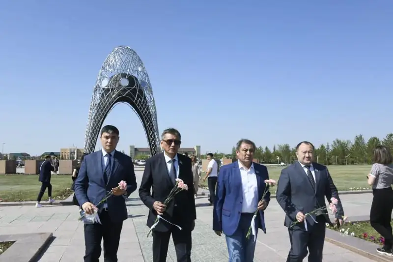 Сенаторлар саяси қуғын-сүргін және ашаршылық құрбандарын еске алды