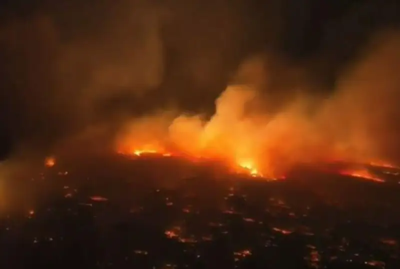 Число погибших в результате пожаров на Мауи достигло 53, сотни людей эвакуированы