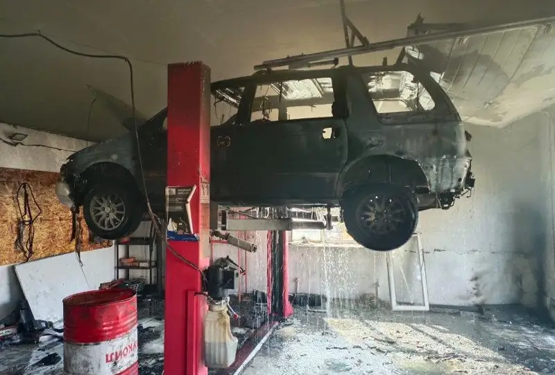 Внедорожник полностью сгорел на автосервисе в Караганде