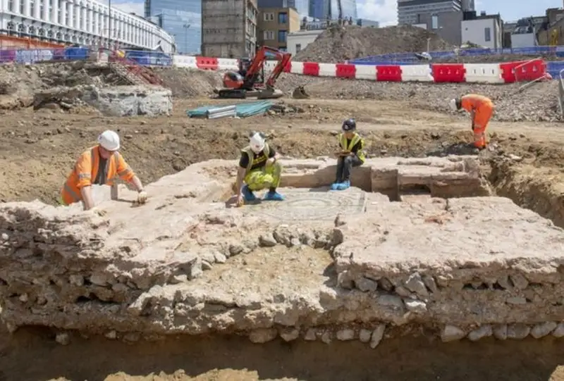 Лондонда қадимги Рим мақбараси топилди