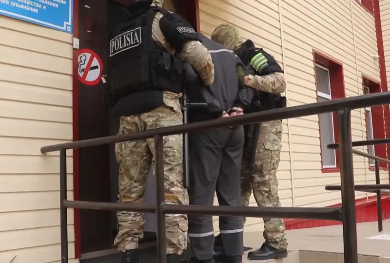 Отбывающий срок мошенник обманул жительницу Уральска