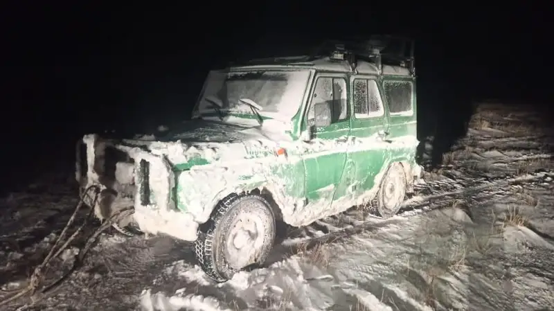Ақтөбеде өзенге батып бара жатқан көліктен үш адам шығып үлгерген