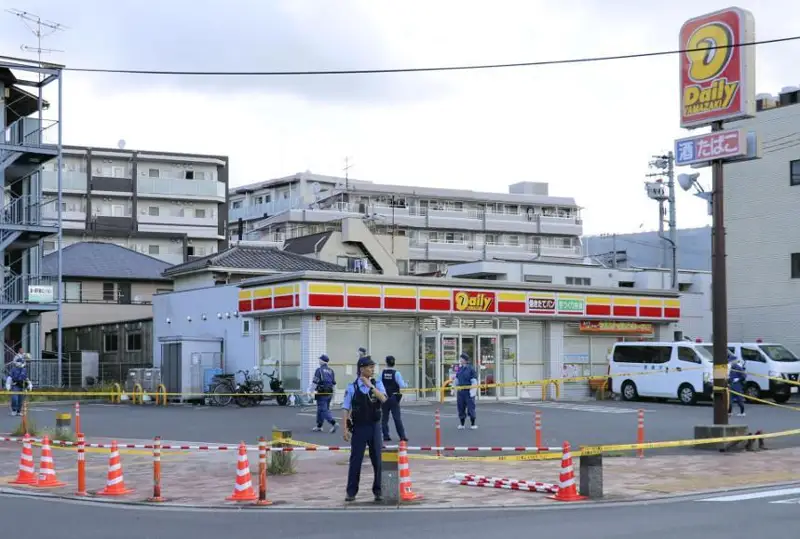 Токиода бир эркак дўкон ходимларига пичоқ билан ҳужум қилган ва велосипедда кетиб қолган