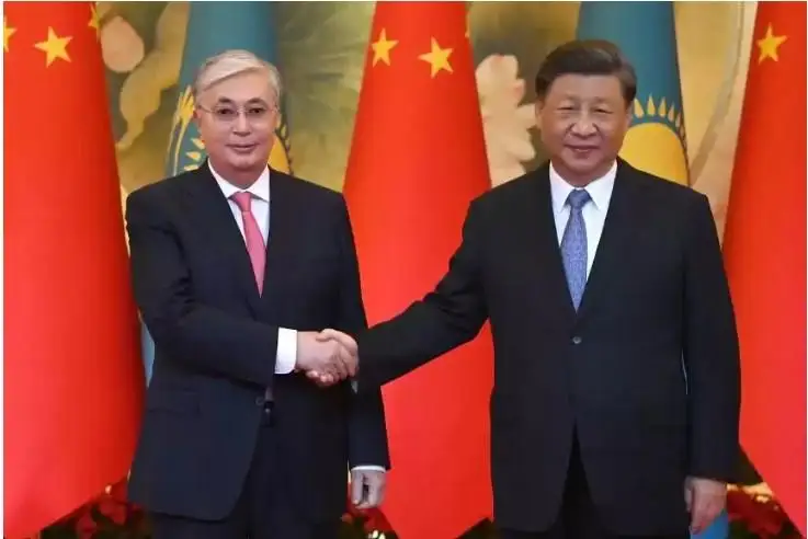 پرەزيدەنتتىڭ قىتايعا ساپارىنىڭ العاشقى كۇنىنەن ۆيدەوشولۋ جاريالاندى