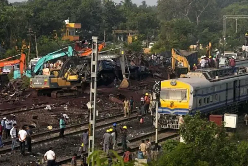 Названа причина столкновения поездов в Индии