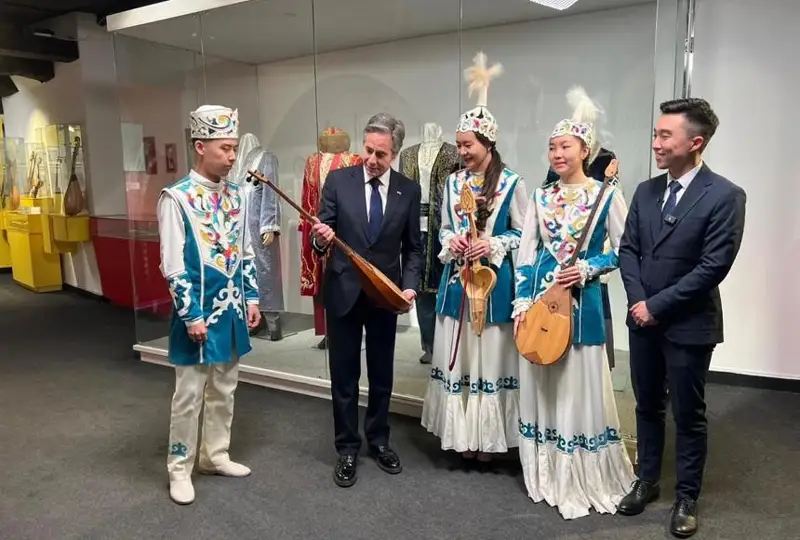 Энтони Блинкен посетил Казахский национальный университет искусств