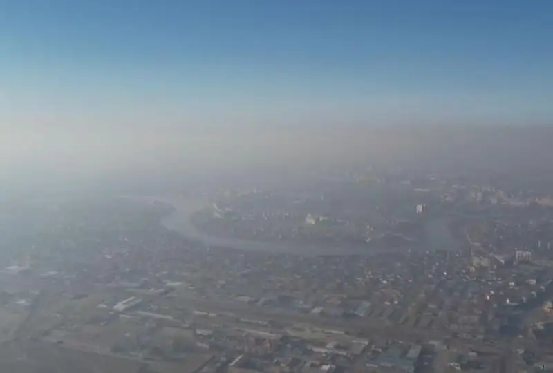 Атырау накрыло дымом от горящего на побережье Каспия тростника
