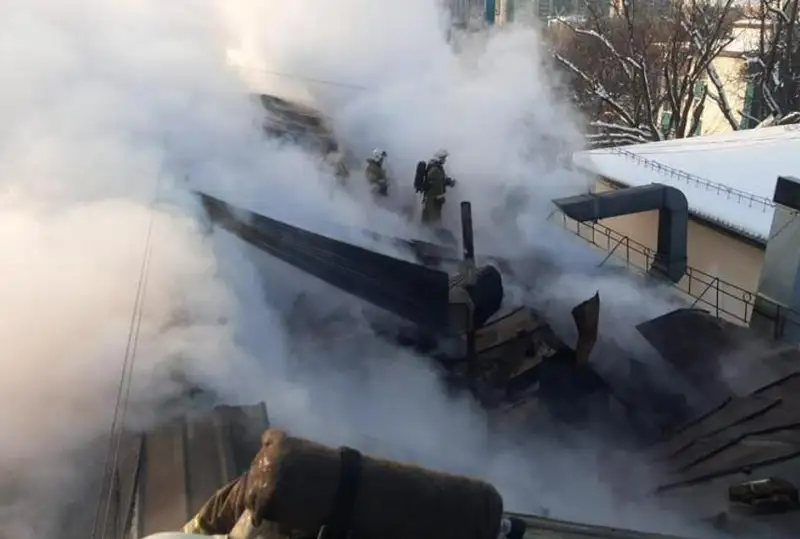 Двух человек спасли и 60 эвакуировали при пожаре в многоэтажке в Алматы