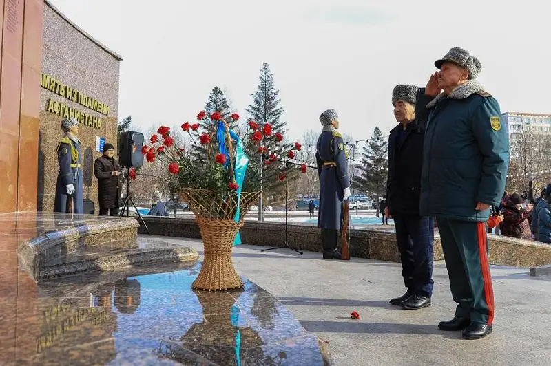 Цветы возложили к памятнику павшим воинам-афганцам в Астане