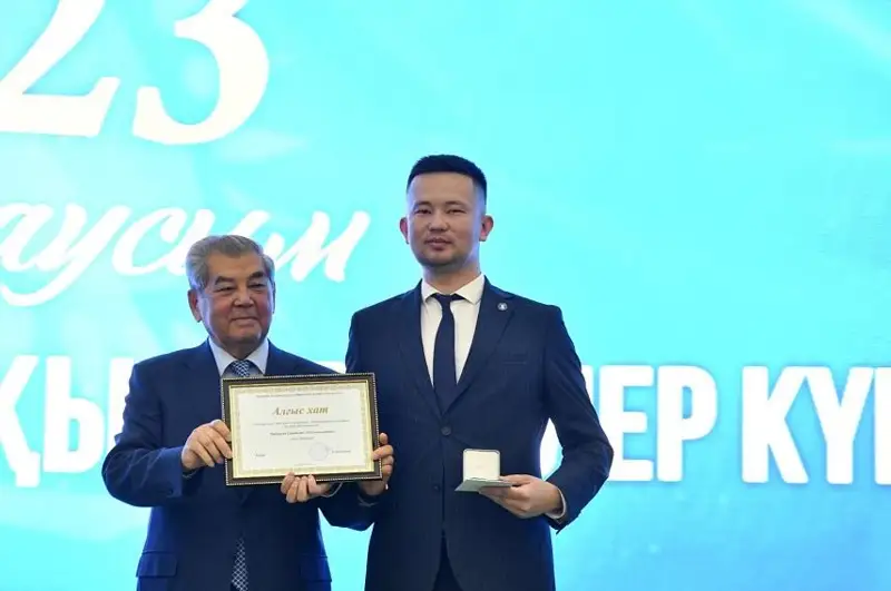 Qazaqstanda jyldyń úzdik memlekettik qyzmetshileri anyqtaldy