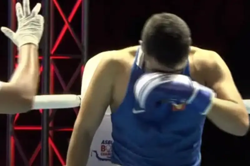 Ерасыл Жакпеков одержал досрочную победу на ЧА-2023 до 22 лет по боксу