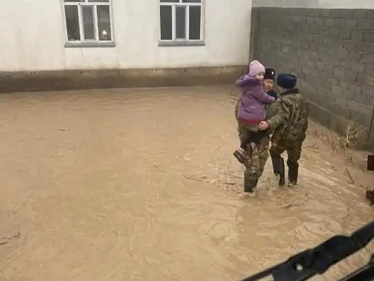 Sý tasqyny: túrkistandyq qutqarýshylar turǵyndardy úılerinen arqalap alyp shyqqan