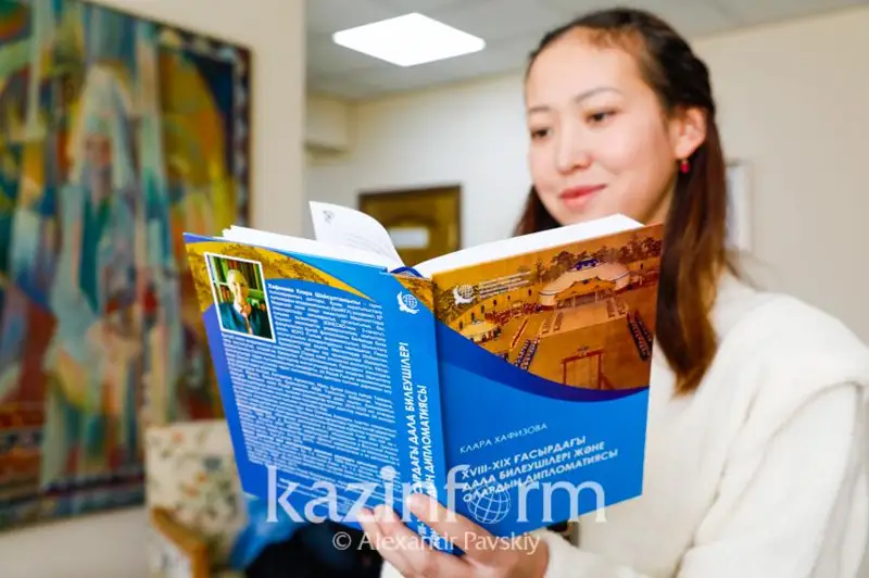 Qytaıtanýshy Klara Hafızovanyń dala bıleýshileri men olardyń dıplomatııasy týraly kitaby shyqty