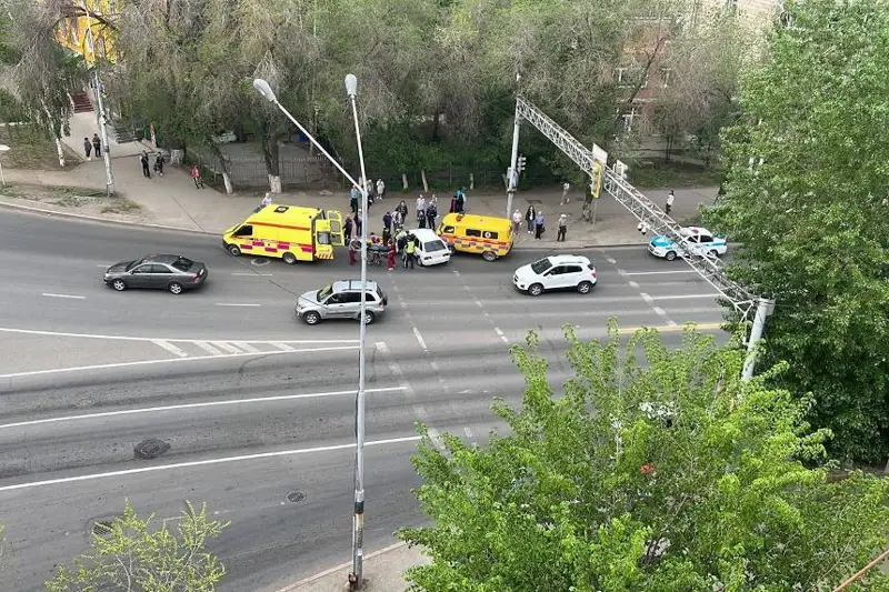 Өскеменде жедел жәрдем қызметкерлері жол апатына түсті