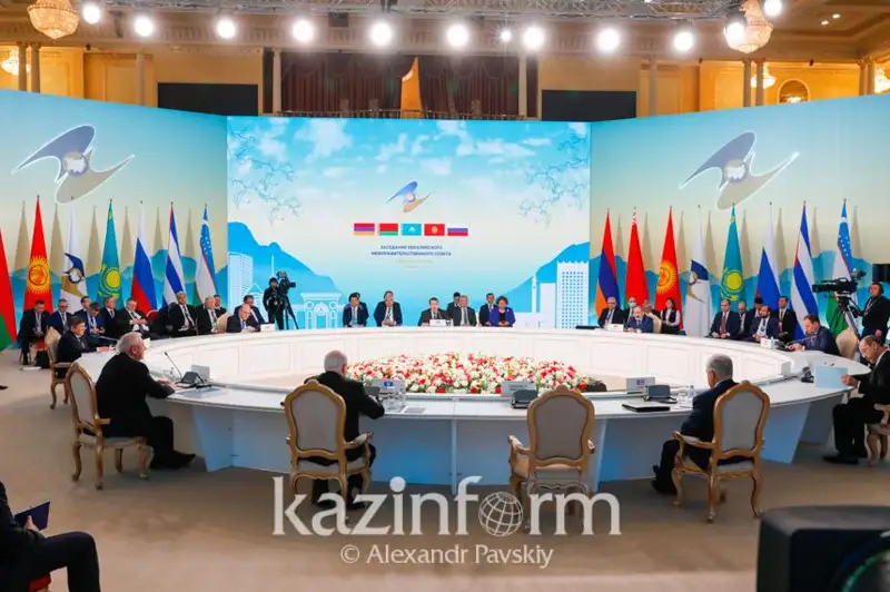 Qyrǵyzstan Úkimetiniń basshysy Alısa men Siri qazaq tilinde sóılemeıtinine alańdaýly