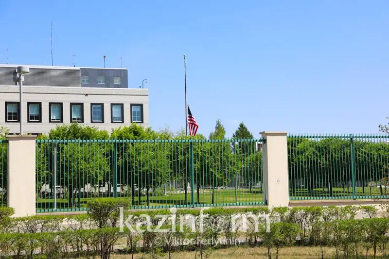 جالپىۇلتتىق ازا تۇتۋ كۇنى: استانادا ەلشىلىكتەر تۋلارىن ءتۇسىرىپ قويدى